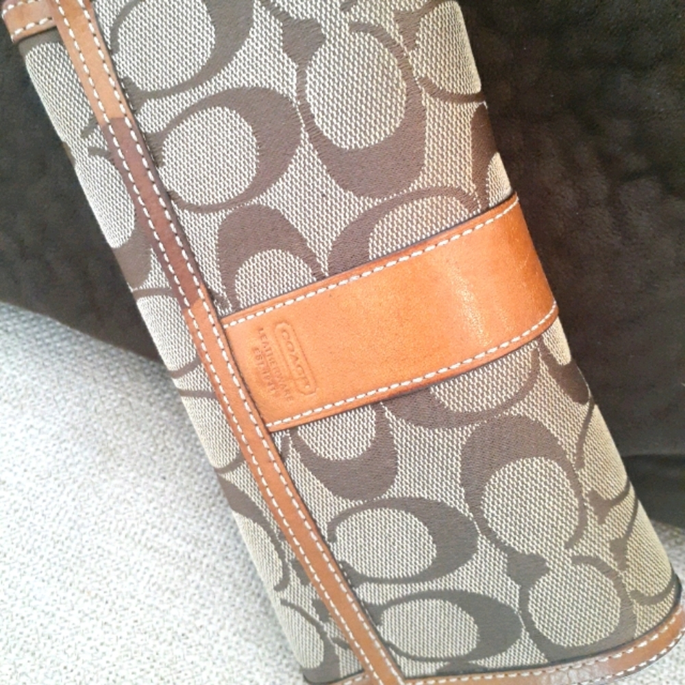 Coach Wallet In Signature C - Picture 5 of 9